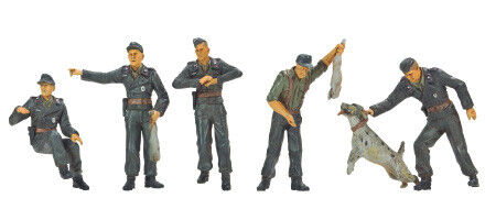 1:35 Hunting German Tank Crew-5 Figures with dog & Rabbits