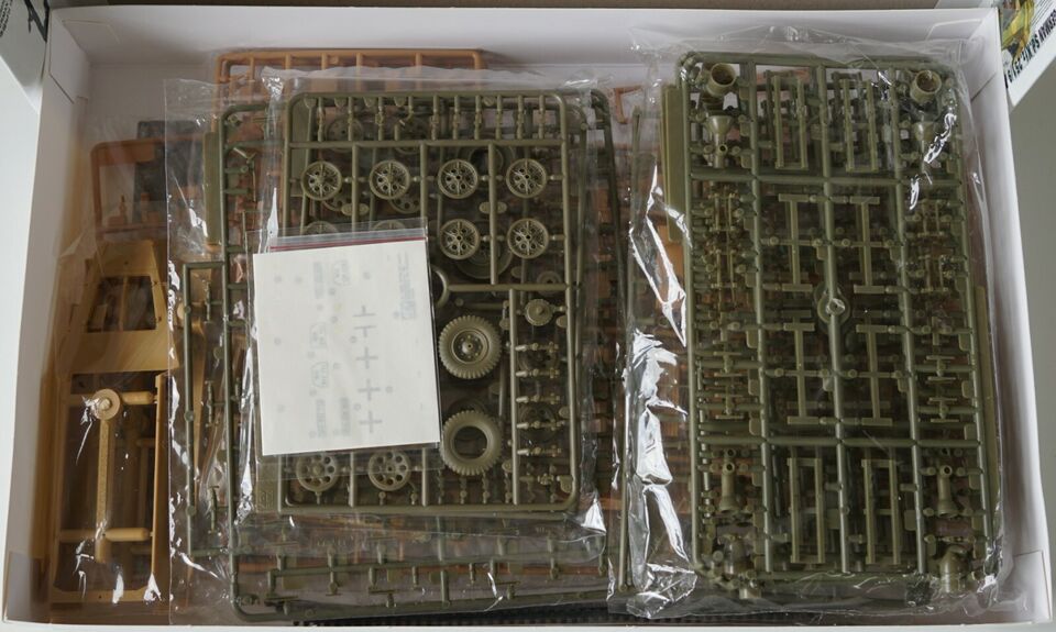 1:35 Sd. Kfz. 251/1 Ausf. C Stuka Zu Fuss